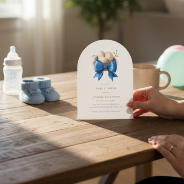 Nesting Bird Blue Bow Baby Shower Invitation Inbjudningar (Skapare uppladdad)