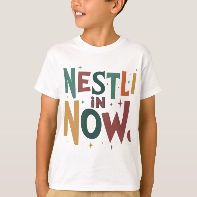 "Nestle in Now." T Shirt (Framsida)