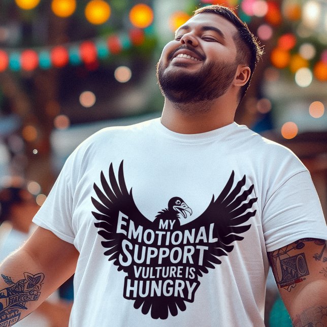 Neurodivergens Humor Emotionellt Stöd Gamar T Shirt (Young man wearing Emotional Support Vulture neurodivergent tee enjoying a street fair festival.)
