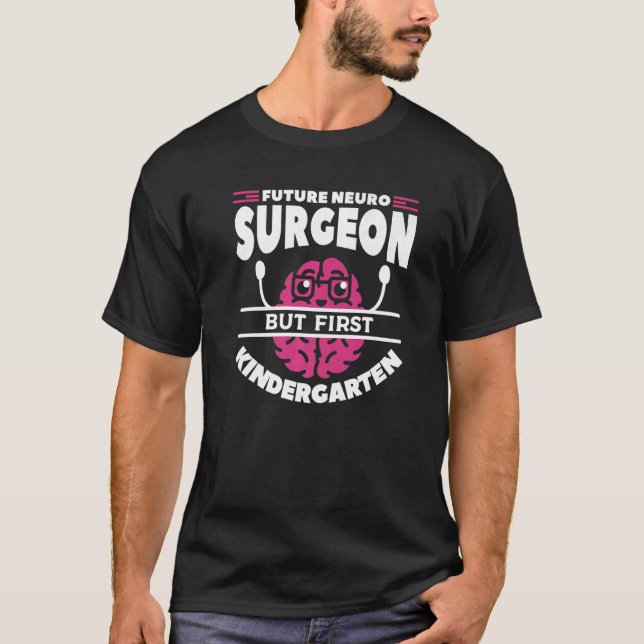 Neurosurgeon, men först Kindergarten Neurosu T Shirt (Framsida)