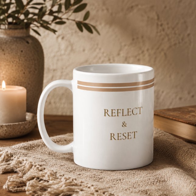 Neutral Återställningscitat Klassisk Mugg, 11 oz Kaffemugg (Reflect and reset with every sip in soft beige and white minimalist lettering)
