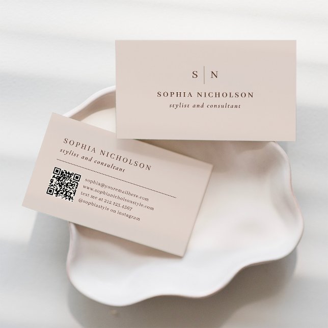 Neutral blekrosa och brun | Monogram och QR-kod Visitkort (Skapare uppladdad)