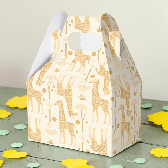 Neutral Gul Giraff Safari Baby Shower Present Presentaskar (Yellow giraffe pattern on a giftbox for goody bags, on a sage green table with birthday decorations)