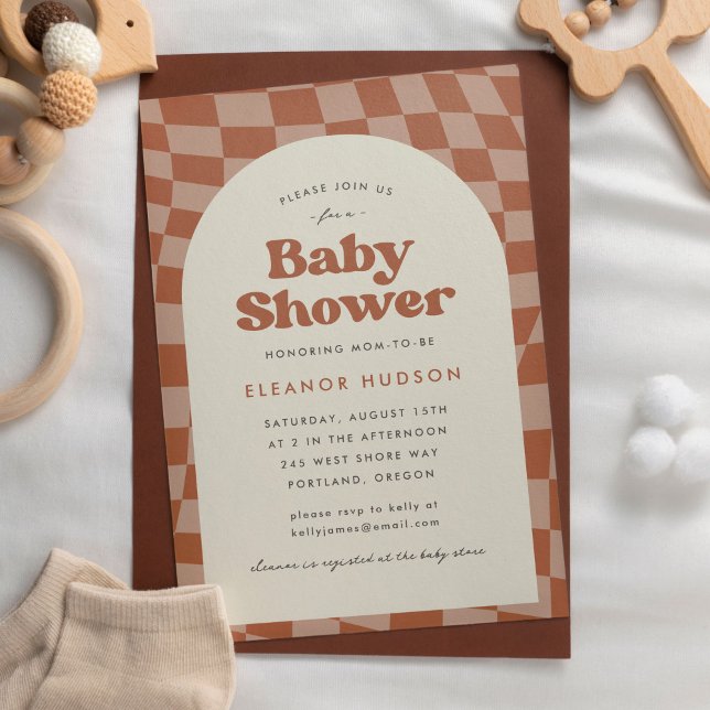 Neutral Retro Groovy 70-tals Rutigt Babyfest Inbjudningar (Baby shower invitation with retro, groovy, 70s theme. Features a checkerboard pattern in brown)