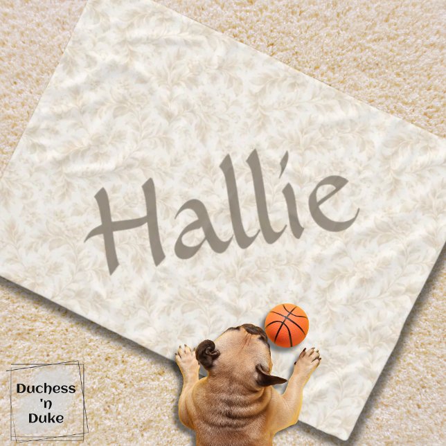 Neutralt botaniskt blommönsterdesign Husdjur Fleecefilt (dog blanket with ivory botanical design on carpet and small dog playing with toy basketball)