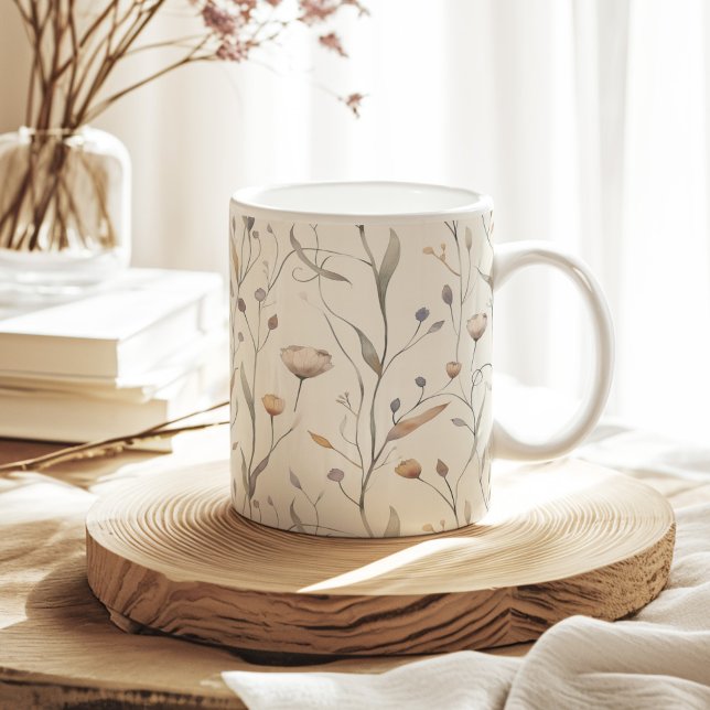 Neutralt Dry Watercolor Wildblommor Mönster Kaffemugg (Neutral Dry Watercolor Wildflowers Pattern Coffee Mug on a sunny neutral boho kitchen table.)