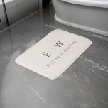 Neutralt Elegant Modern Minimalist Monogram Namn Badrumsmatta<br><div class="desc">Gå in i lyxen med vår klassiska Elegant Modern Minimalist Monogram Bath Mat. Detta förstklassiga badmatt kombinerar sömlöst elegans med contemporary minimalism, vilket höjer badrumsdekorationen till nya höjder. Det här badmattet är mer än bara funktionellt. Det är en påstående av raffinerad smak. Monogrammet för anpassade tillför en personlig beröring och...</div>
