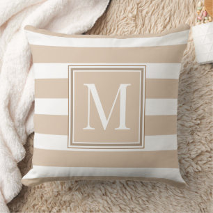 Neutralt Tan och vitt Rand med brunt monogram Kudde
