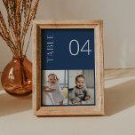 NEVE-Bordsnummer för blått barndomsfoto Inbjudningar<br><div class="desc">Neve-samlingen har en rik marin färg som perfekt blandar ren sofistikering med modern luft. Det är designat med ett modernt skript som exuderar stil och elegans. Varje produkt i samlingen är genomtänkt utformad för att visa ett utseende som är både tidlöst och trendlöst.</div>