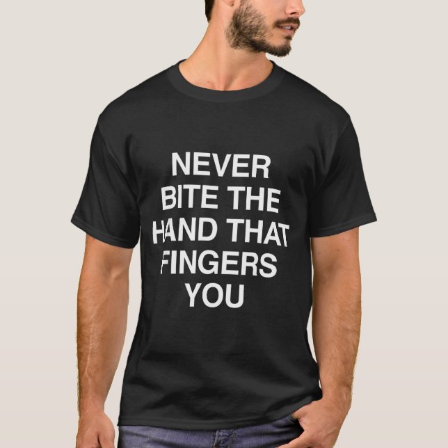 Never Bite The Hand That Fingers You Funny Sarcasm T Shirt (Framsida)