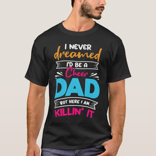 Never Dreamed I'd Be A Cheer Dad Biggest Fan Cheer T Shirt (Framsida)