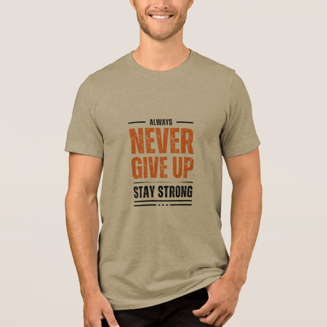 NEVER GIVE UP – Motivational Khaki T-Shirt (Framsida)