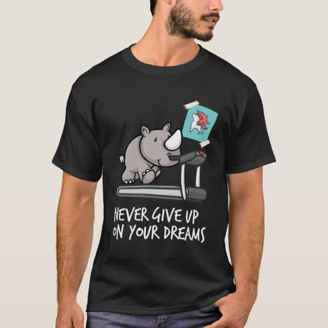 Never give up your dreams  rhino on treadmill like t shirt (Framsida)