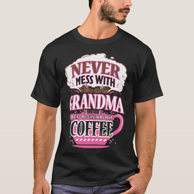 Never mess with GRANDMA befoe she has her coffee b T Shirt (Framsida)
