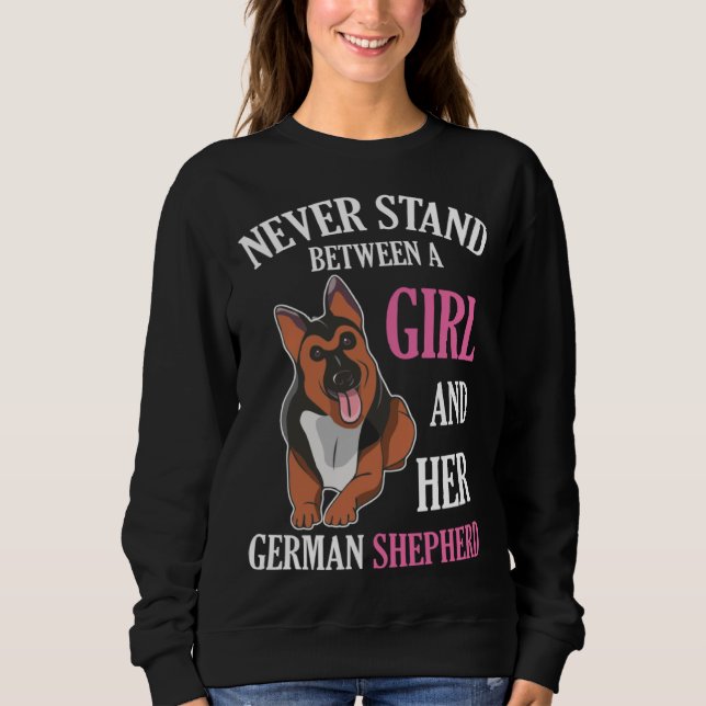Never Stand Between A Girl And Her German Shepherd T Shirt (Framsida)