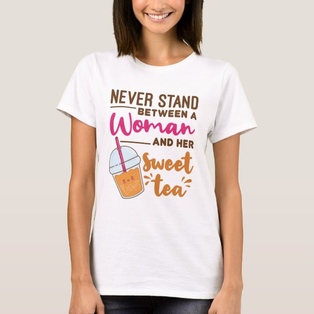 Never Stand Between a Woman and Her Sweet Tea T Shirt (Framsida)