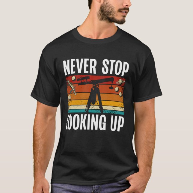 Never Stop Looking Up Space Science Solar System T Shirt (Framsida)