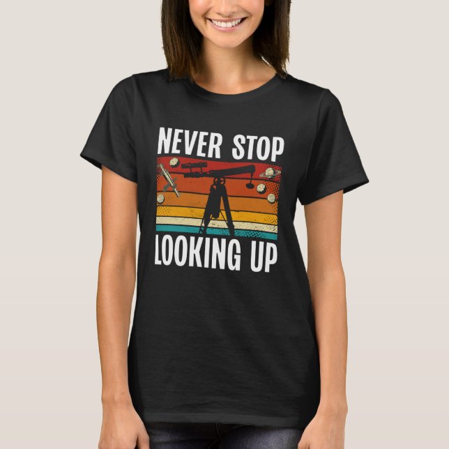 Never Stop Looking Up Space Science Solar System T Shirt (Framsida)
