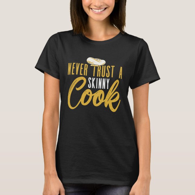 Never Trust A Skinny Cook Culinary Cooking Chef T Shirt (Framsida)