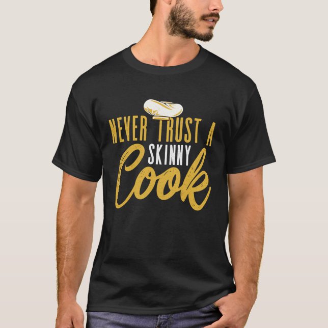 Never Trust A Skinny Cook Culinary Cooking Chef T Shirt (Framsida)
