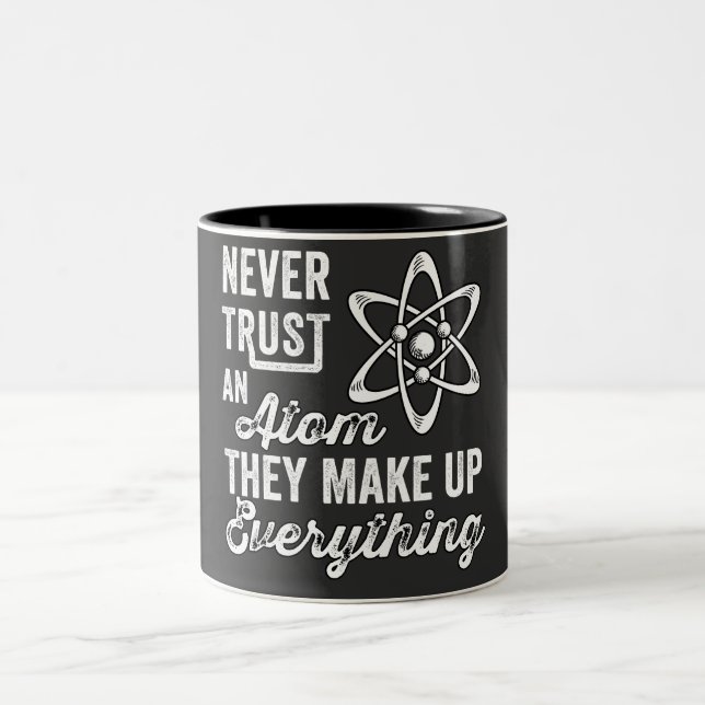 Never Trust An Atom, They Make Up Everything Två-Tonad Mugg (Center)