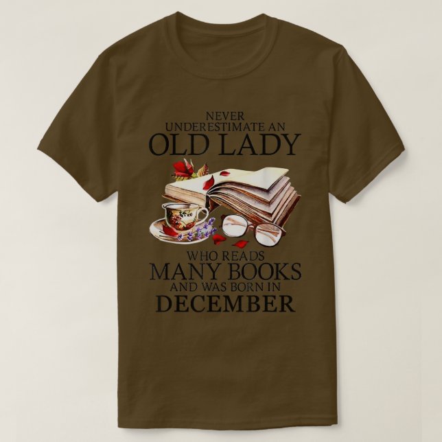 Never Underestimate A December Lady Who Reads Many T Shirt (Design framsida)