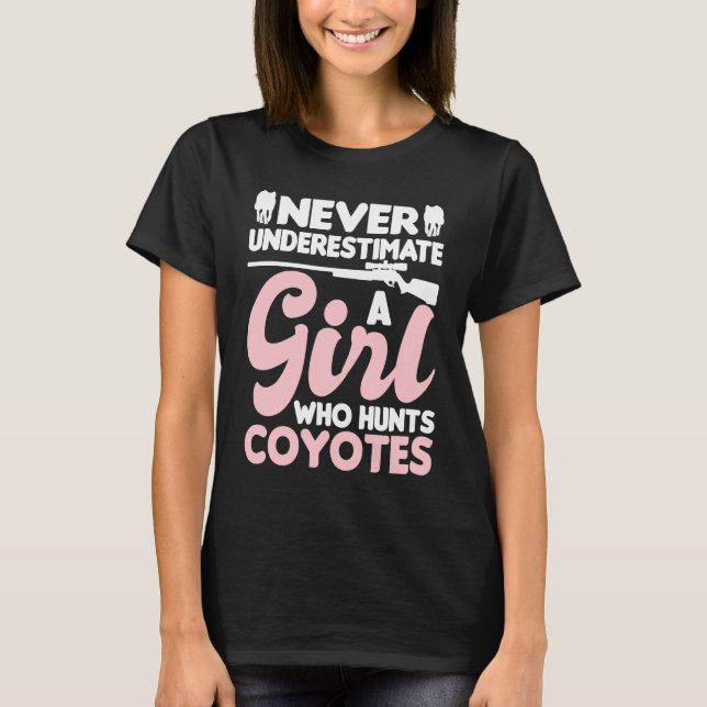Never Underestimate A Girl Who Hunts Coyotes  Coyo T Shirt (Framsida)