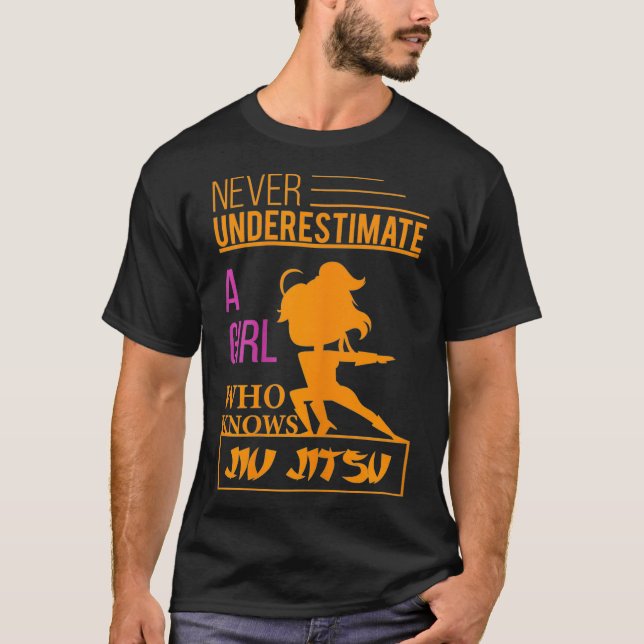 Never Underestimate A Girl Who Knows Jujitsu T Shirt (Framsida)