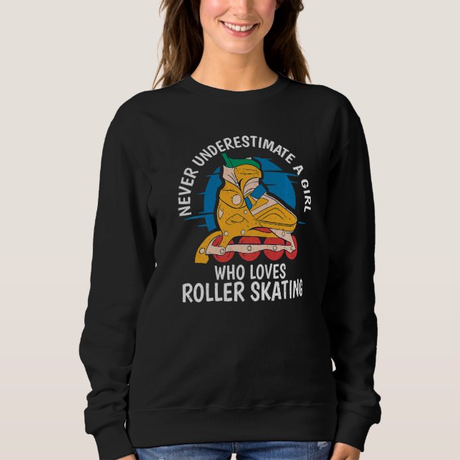 Never underestimate a Girl who loves Roller Skatin T Shirt (Framsida)