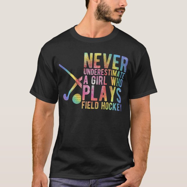 Never Underestimate A Girl WHO Plays Field Hockey  T Shirt (Framsida)