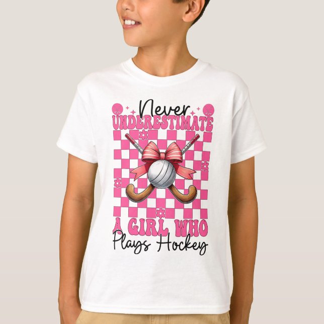 Never Underestimate A Girl Who Plays Hockey Coquet T Shirt (Framsida)