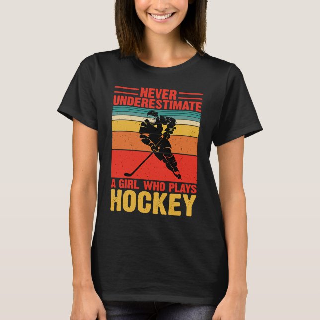 Never Underestimate A Girl Who Plays Hockey Funny  T Shirt (Framsida)