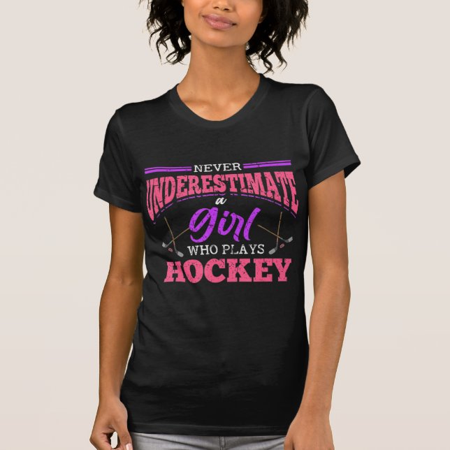 Never Underestimate A Girl Who Plays Hockey Ice Ho T Shirt (Framsida)