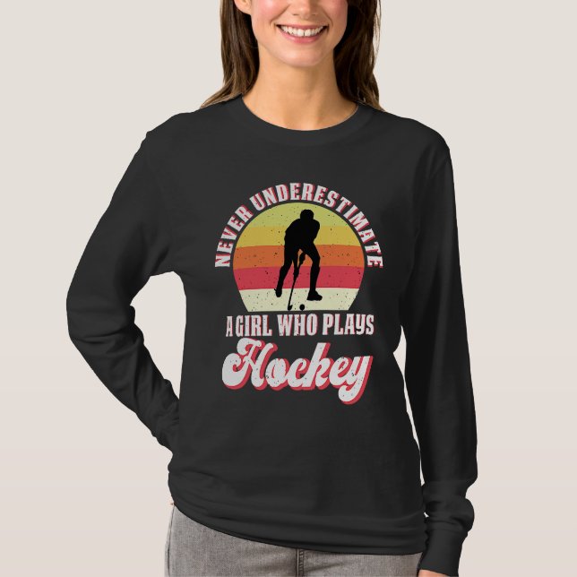 Never Underestimate A Girl Who Plays Hockey Retro  T Shirt (Framsida)