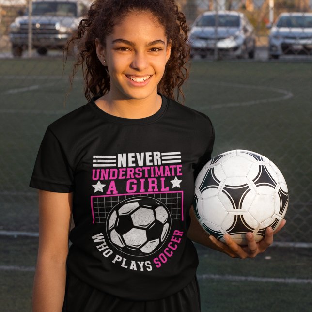 Never Underestimate a Girl Who Plays Soccer  T Shirt (Skapare uppladdad)