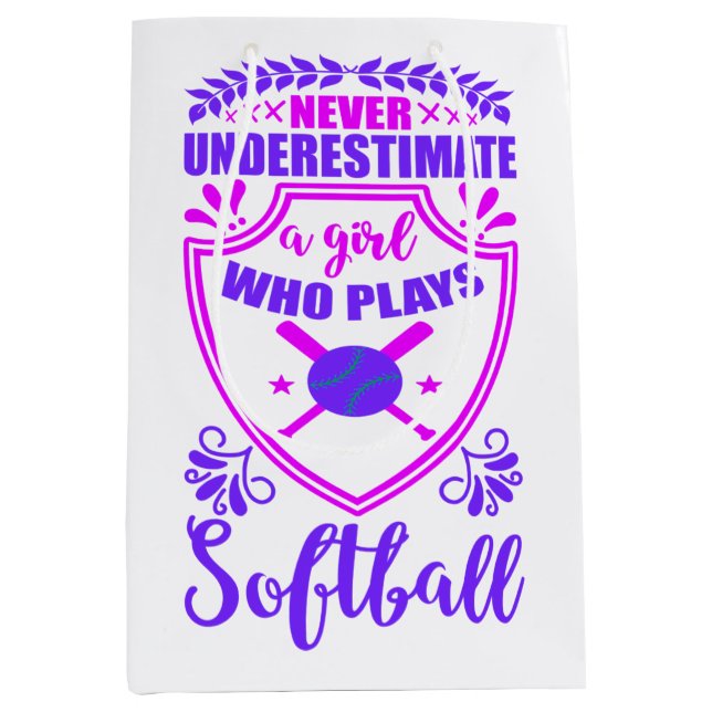 Never Underestimate A Girl Who Plays Softball   (Framsidan)
