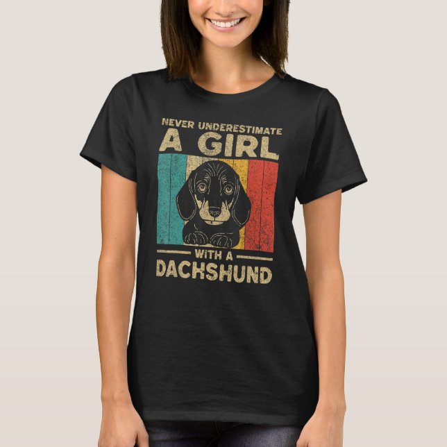 Never Underestimate A Girl With A Dachshund T Shirt (Framsida)