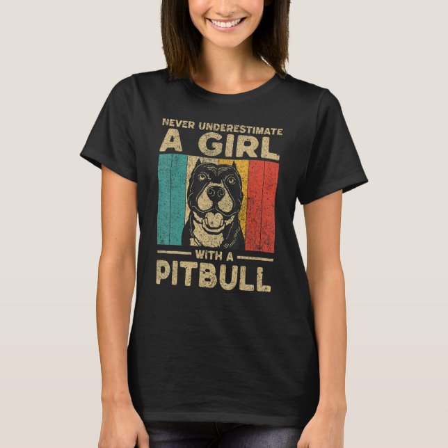 Never Underestimate A Girl With A Pitbull T Shirt (Framsida)