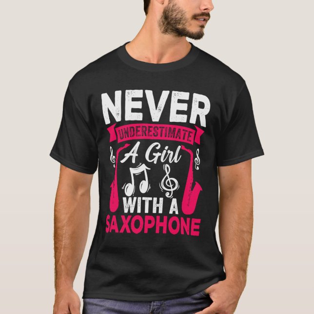 Never Underestimate a Girl with a Saxophone Saxaph T Shirt (Framsida)