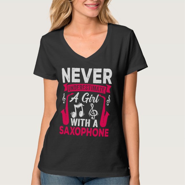 Never Underestimate a Girl with a Saxophone Saxaph T Shirt (Framsida)