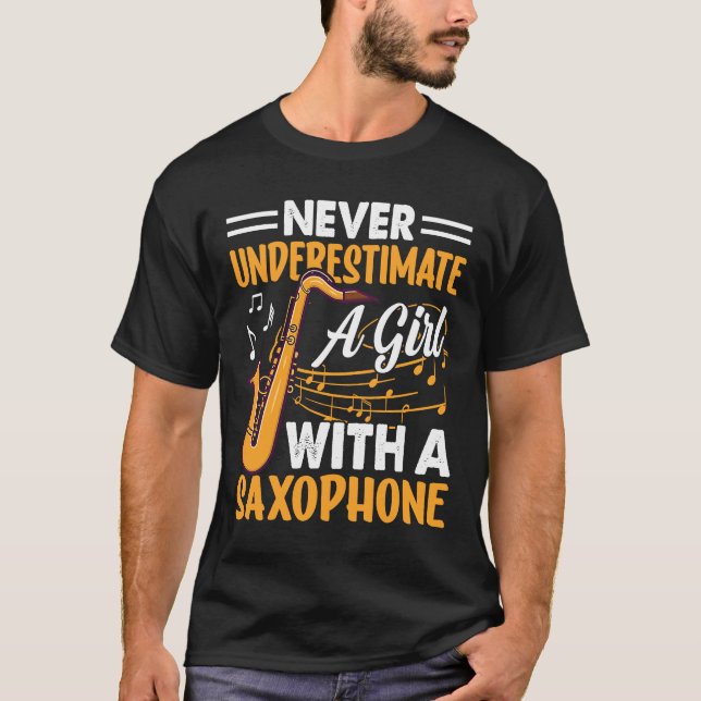 Never Underestimate a Girl with a Saxophone Saxaph T Shirt (Framsida)
