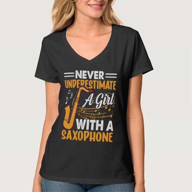 Never Underestimate a Girl with a Saxophone Saxaph T Shirt (Framsida)