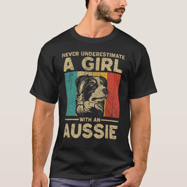 Never Underestimate A Girl With An Aussie T Shirt (Framsida)