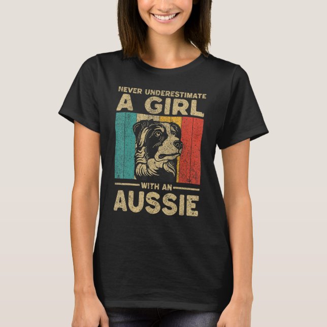 Never Underestimate A Girl With An Aussie T Shirt (Framsida)