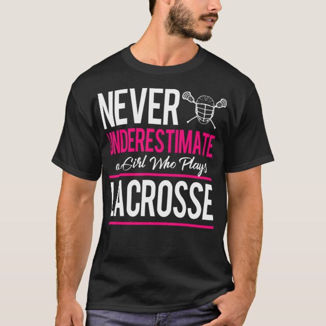 Never Underestimate A Gril Who Plays Lacrosse Lacr T Shirt (Framsida)