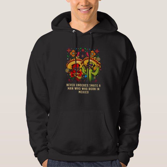 Never Underestimate a Man Born in Mexico Patriotic Hoodie (Framsida)