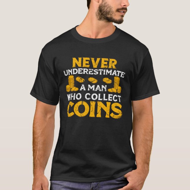 Never underestimate a Man whol collect Coins Numis T Shirt (Framsida)