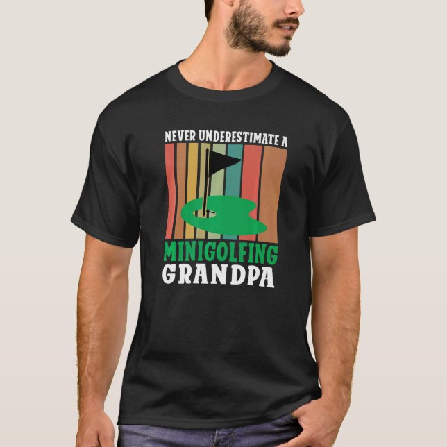 Never underestimate a Minigolfing Grandpa Mini Gol T Shirt (Framsida)