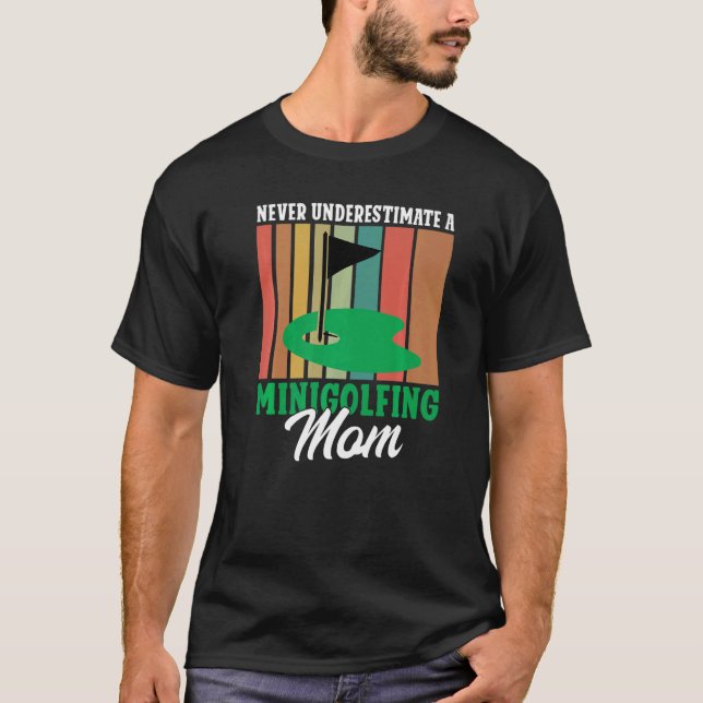Never underestimate a Minigolfing Mom Mini Golf Mo T Shirt (Framsida)