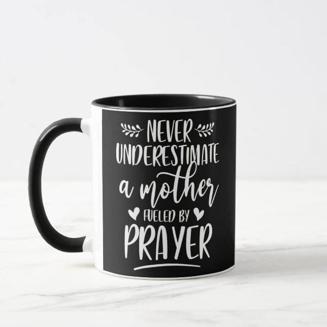 Never Underestimate A Mother Fueled By Prayer Mugg (Vänster)